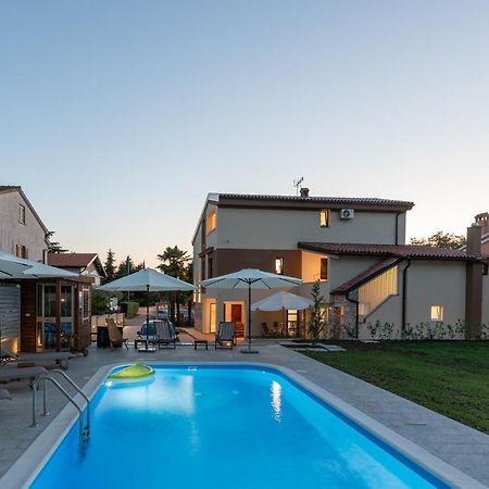 App Sandro With Common Pool Porec Esterno foto